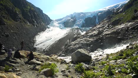 Glaciar-Buarbreen-En-El-Parque-Nacional-De-Folgefonna-Noruega-Con-Turistas