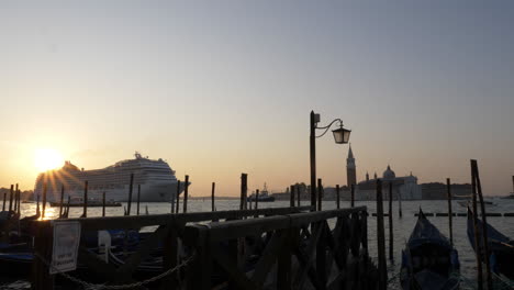 Venedig-Kreuzfahrtschiff-Sonnenaufgang