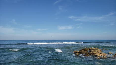 Wellen-überspülen-Ein-Riff-Im-Seichten-Wasser-Direkt-Vor-Der-Küste-Einer-Kleinen-Tropischen-Insel