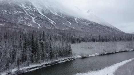 Drone-Gana-Altitud-Sobre-El-Río-Alaska