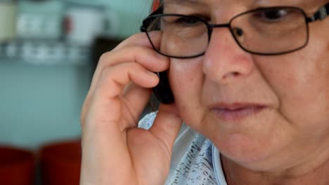 Mujer-Madura-Escuchando-Atentamente-En-El-Teléfono-Móvil