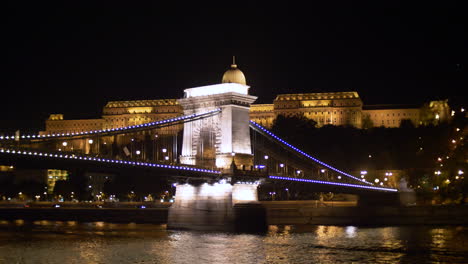 Vistas-Al-Puente-De-Las-Cadenas-Y-Al-Castillo-De-Buda-Por-La-Noche,-Budapest,-Hungría