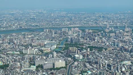 Vista-Aérea-De-Tokio-Y-Parte-De-Un-Río-Desde-La-Torre-Skytree