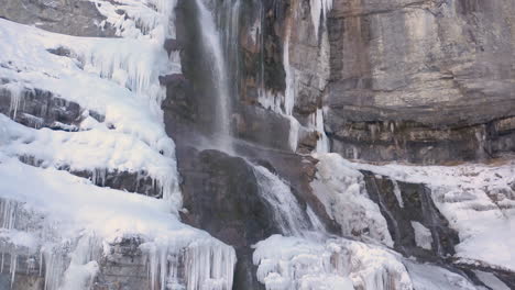 Wasserfall-Im-Winter-Mit-Eiszapfen-An-Den-Seiten---Nahaufnahme-Beim-Hochrutschen