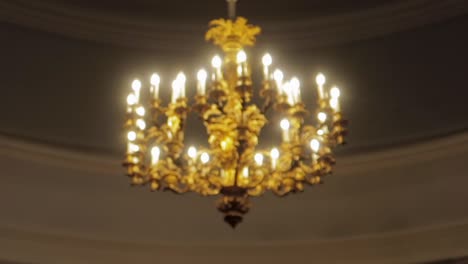 pulling-focus-on-a-golden-chandelier-in-a-white-dome