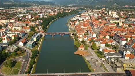 Fliegen-Der-Drohne-über-Maribor,-Slowenien