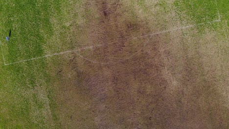Luftaufnahmen-Von-Schlammigen-Fußballfeldlinien