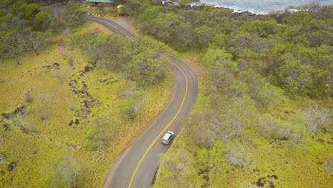Luftaufnahme-Eines-Fahrzeugs,-Das-In-Richtung-Der-Küste-Hawaiis-Fährt