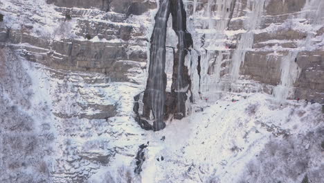 Eiskletterer-Erklimmen-Die-Seite-Eines-Gefrorenen-Wasserfalls-–-Sie-Zoomen-Heraus