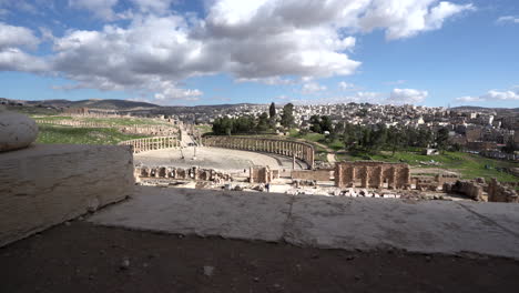 Vista-Panorámica-De-Las-Ruinas-Romanas-En-Jerash-Con-Enormes-Nubes-Flotando-En-El-Cielo-Soleado