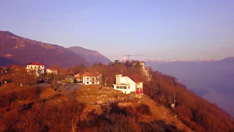 Luftaufnahmen-Eines-Kleinen-Dorfes-Auf-Einem-Berg-In-Norditalien