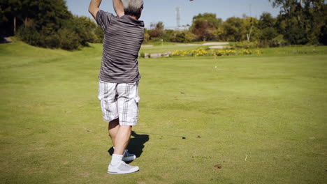 Amateur-golfer-swinging-in-slow-motion