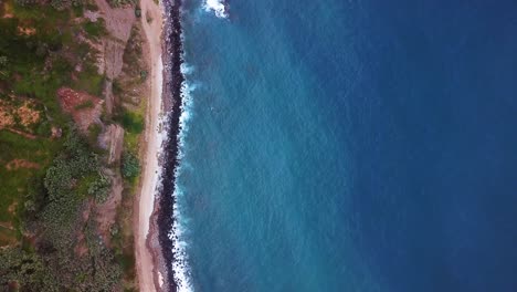 Luftaufnahme-Von-Oben-Nach-Unten-Von-Der-Felsigen-Küste-Madeiras-Mit-Dem-Atlantischen-Ozean