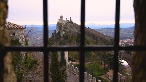 Panoramablick-Aus-Einem-Fenster-Mit-Bars-Der-Alten-Mittelalterlichen-Festung-San-Marino-An-Einem-Bewölkten-Wintertag