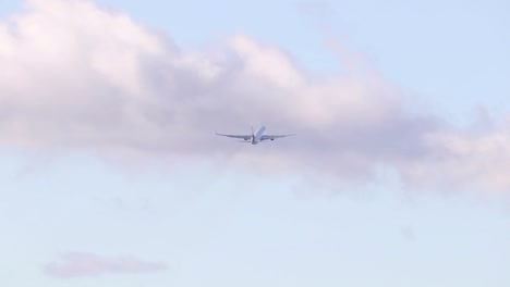 Avión-Comercial-Volando-En-El-Cielo,-Vista-Trasera