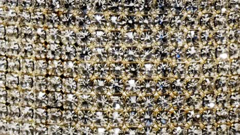 Extremes-Nahaufnahme-Diamantarmband,-Das-Auf-Einem-Drehteller-Mit-Weißem-Hintergrund-Rotiert