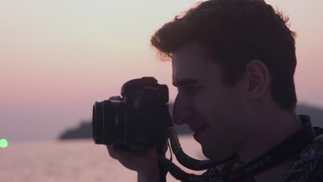 Ein-Junger-Kaukasischer-Mann-Fängt-Reiseerinnerungen-Bei-Sonnenuntergang-Mit-Einer-DSLR-Kamera-Ein,-Während-Er-Im-Urlaub-In-Südostasien-Ist