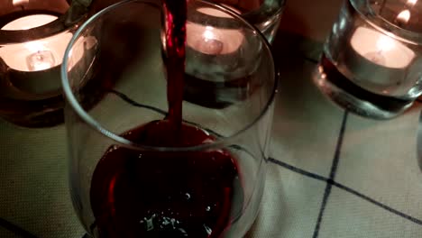 Rotwein-In-Gemütliche-Gläser-Gegossen,-Improvisierte,-Lässige-Freitagsstimmung-Mit-Rundem-Bodenglas-Und-Gewöhnlicher-Alltagstischdecke,-Filmischer-Slider