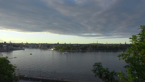 Blick-Auf-Die-Bewölkte-Küste-Stockholms
