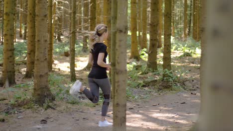 Young,-fit-woman-doing-short-sprints-on-a-park-trail
