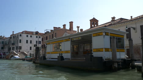 Paisaje-Urbano-De-Gran-Canal-Y-Barcos,-Venecia,-Italia