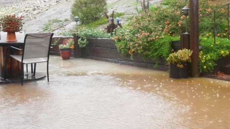 Überschwemmung-Im-Hinterhof-Nach-Starken-Regenfällen-Nach-Den-Bränden-In-Kalifornien-Letztes-Jahr