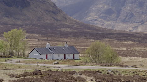 Luftaufnahmen-Von-Blackrock-Cottage-An-Einem-Sonnigen-Tag,-Glencoe,-Schottisches-Hochland,-Schottland