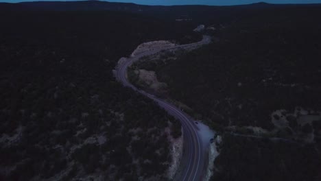 Ein-Abschnitt-Der-Autobahn-In-Den-New-Mexico-Mountains-Am-Abend