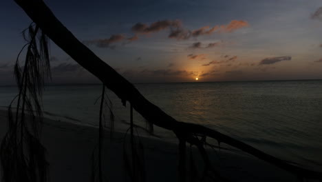 Zeitraffer-Des-Sonnenuntergangs-An-Einem-Strand-Von-Saipan