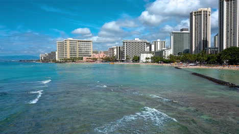 Low-drone-footage-off-the-coast-of-Waikiki-beach,-on-the-island-of-Oahu,-Hawaii