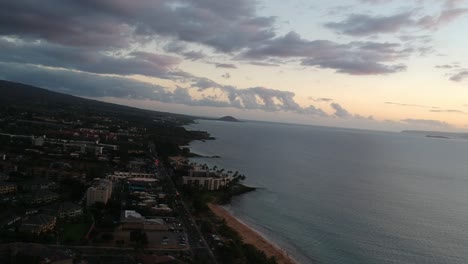 Luftdrohnenaufnahmen-Der-Brandung-Vor-Der-Küste-Von-Kihei-Maui,-Hawaii,-Mit-Der-Insel-Molikini-Und-Kaho&#39;olawe-Im-Hintergrund