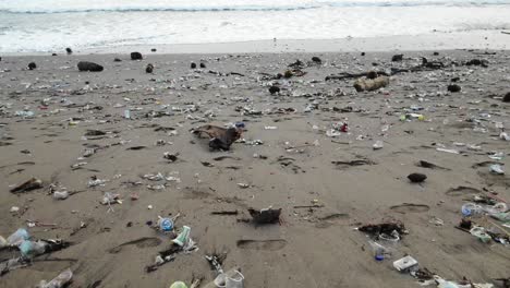 Loads-of-plastic-bottles-and-trash-on-the-beach,-polluted-ocean
