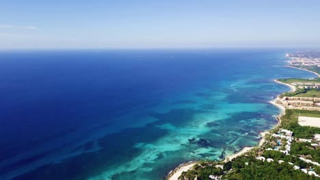 A-stunning-panning-elevated-shot-of-the-Playa-Del-Carmen,-Mexican-Coast