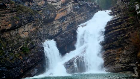 Cameron-Falls,-Einer-Der-Meistfotografierten-Aussichtspunkte-Im-Waterton-Lakes-National-Park