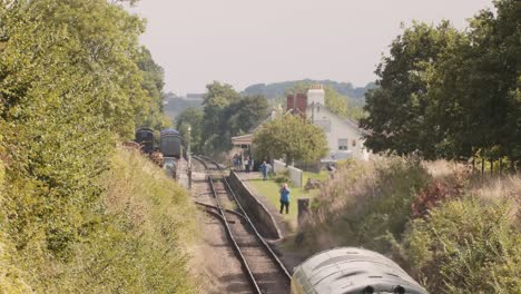 Gente-Esperando-El-Tren-En-La-Estación-De-Washford-En-Somerset-Heritage-Railway,-Inglaterra