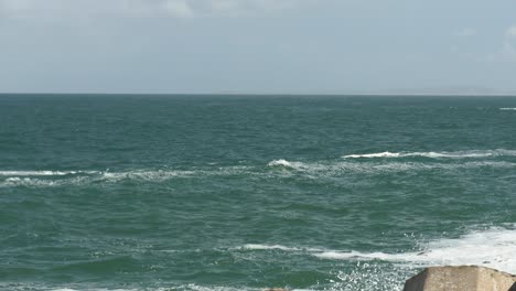 Der-Kalte-Atlantik-Von-Einem-Wellenbrecher-An-Der-Südafrikanischen-Westküste-Aus-Schwenkend