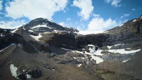 Wunderschöner-Wasserfall-In-Den-Schneebedeckten-Felsigen-Bergen