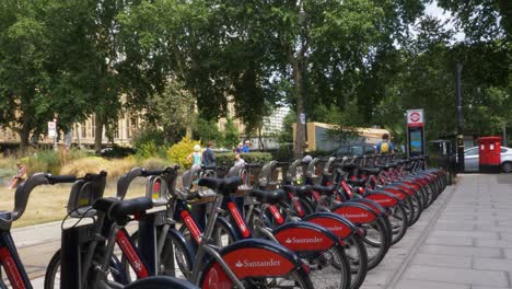 Eine-Reihe-Von-Boris-Fahrrädern-Auf-Abingdon-Green-In-Westminster