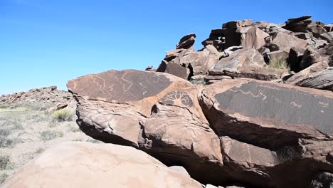 Slow-Pan-Prähistorische-Anasazi,-Petroglyphen-östliche-Seite-Des-Versteinerten-Waldes,-In-Der-Nähe-Von-Holbrook,-Arizona