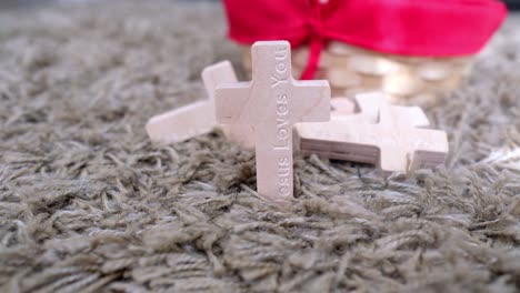 Jesus-Liebt-Dich,-Eingraviert-Auf-Dem-Holzkreuz