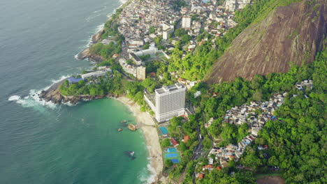 Luftaufnahme-Des-Strandes-Und-Der-Favelas-Von-Ipanema,-Brasilien