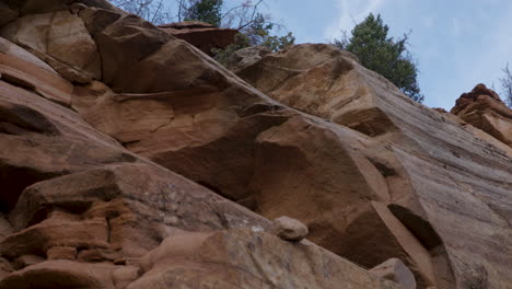 Schwenk-über-Eine-Schroffe,-Rote-Felswand-In-Utah