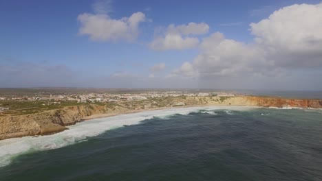 Große-Wellen-Am-Südwestlichsten-Punkt-Europas,-Cabo-De-São-Vicente-Und-Sagres-An-Der-Algarve,-Portugal