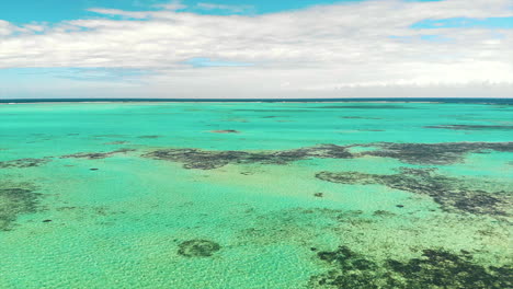 Luftaufnahme-Eines-Korallenriffs-Nahe-Der-Küste-Von-Madagaskar,-Indischer-Ozean