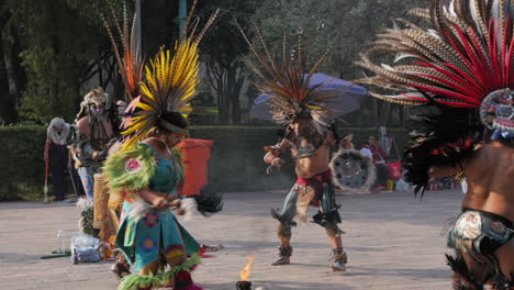 Bailarines-Guerreros-Aztecas-En-Cámara-Lenta-Realizan-Danza-Del-Fuego-Sagrado-Alrededor-Del-Cráneo,-México