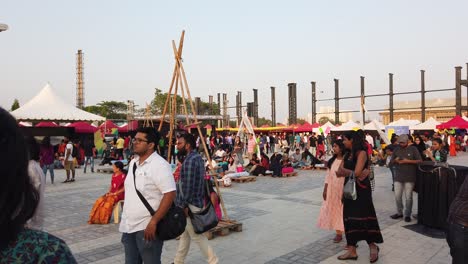 Mucha-Gente-En-El-Mercado-De-Pulgas-En-Hyderabad