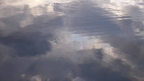 Cámara-Lenta-De-Nubes-Reflejadas-En-Un-Lago