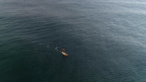 Luftaufnahme-Eines-Paddleboards-Am-Strand-Von-Zicatela,-Puerto-Escondido,-Oaxaca