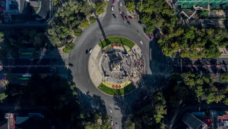 Aerial-hyperlapse-of-the-Angel-de-la-Independencia-monument-with-traffic-and-people