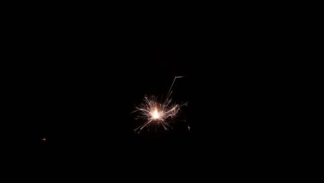 Brennendes,-Funkelndes-Sternenlicht-Feuerwerk,-Pyrotechnischer-Schwarzer-Hintergrund